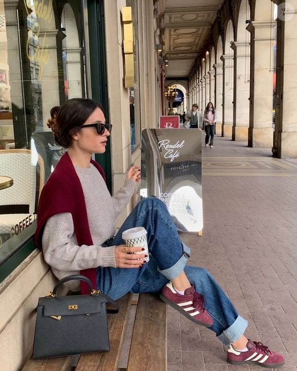 Nem preto, nem marrom: o tom elegante do Adidas Grand Court LO está chamando atenção entre mulheres que buscam um tênis discreto, moderno e extremamente versátil para usar com peças de alfaiataria e jeans largos