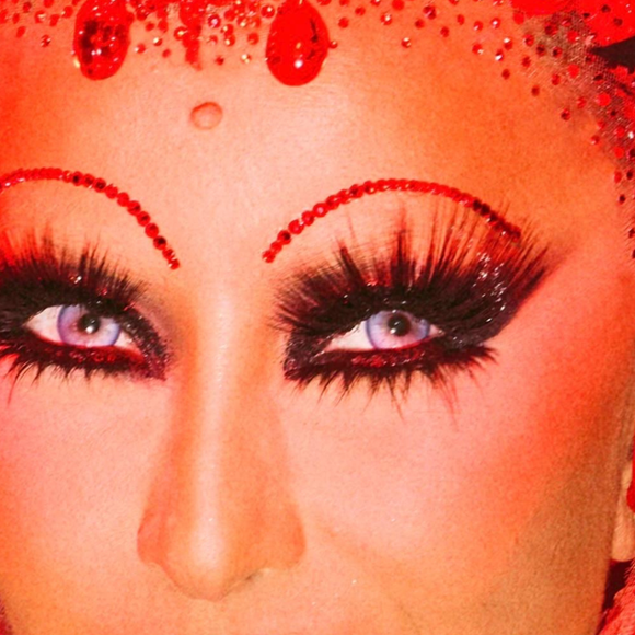 ELA É SEMPRE O MOMENTO! Sabrina Sato surge fantasiada de vampira para desfile da Vila Isabel. Veja as fotos