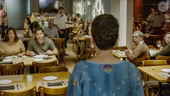 Celina (Malu Galli) impede que clientes comam comida estragada no capítulo dde 12 de agosto