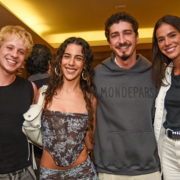 Bruna Marquezine reencontra amigos famosos em pré-estreia de peça em São Paulo