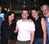 William Bonner e a mulher, Natasha Dantas, e a filha do jornalista Beatriz Bonemer, com o namorado, Caio Freitas, posaram com Hugo Bonemer após a pré-estreia da peça 'O Talento Ripley'