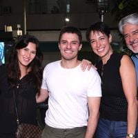 Aparição rara! William Bonner reúne parte da família em noite de teatro e look bem distante do 'Jornal Nacional' rouba a cena. Fotos!