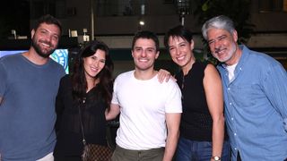 Aparição rara! William Bonner reúne parte da família em noite de teatro e look bem distante do 'Jornal Nacional' rouba a cena. Fotos!