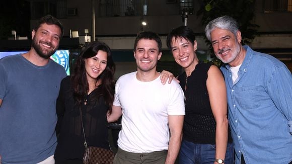 Aparição rara! William Bonner reúne parte da família em noite de teatro e look bem distante do 'Jornal Nacional' rouba a cena. Fotos!