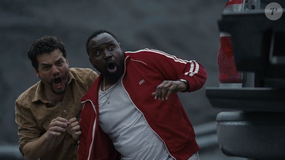 Com a ideia de roubar traficantes e ganhar dinheiro com isso, eles acabam se envolvendo em uma enrascada ao se envolver em uma rede perigosa