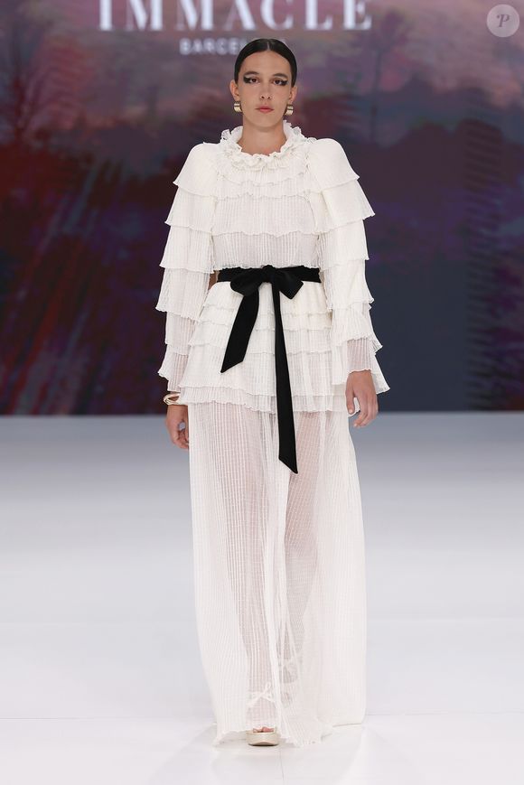 Neste vestido de noiva, o laço preto na cintura deixou o look mais moderno, junto com as mangas exuberantes