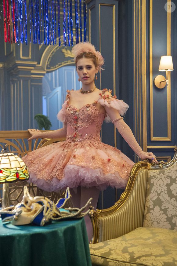 Caroline Dallarosa como Arminda em 'Além da Ilusão'