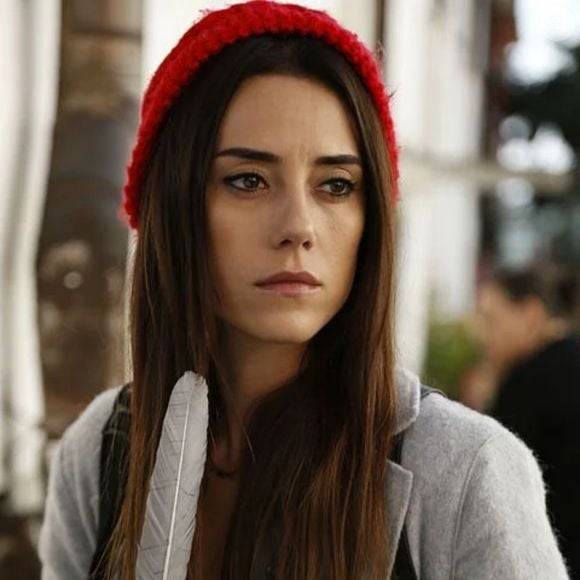 Em 'Mãe', Cansu Dere dá vida a Zeynep Güneş, uma professora que transforma a própria vida ao decidir proteger uma aluna em perigo