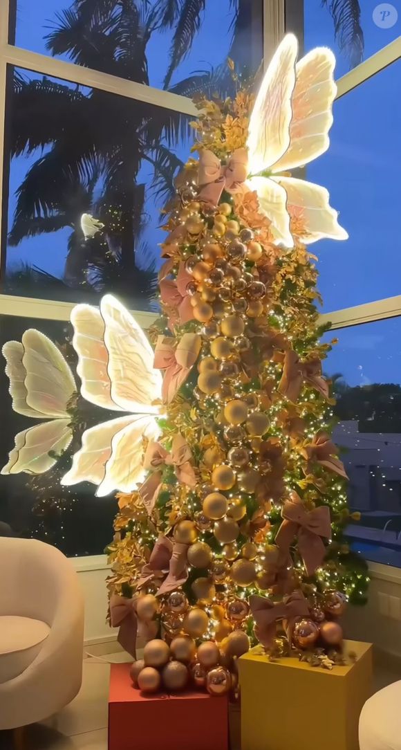 Carla Diaz já fez uma árvore de Natal inusitada, usando itens em rosê e asas de borboleta! Diferente, porém, lindíssima! É a 'pedida' para quem gosta de fugir dos padrões e ainda manter o estilo...