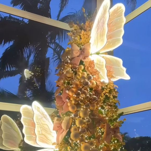Carla Diaz já fez uma árvore de Natal inusitada, usando itens em rosê e asas de borboleta! Diferente, porém, lindíssima! É a 'pedida' para quem gosta de fugir dos padrões e ainda manter o estilo...
