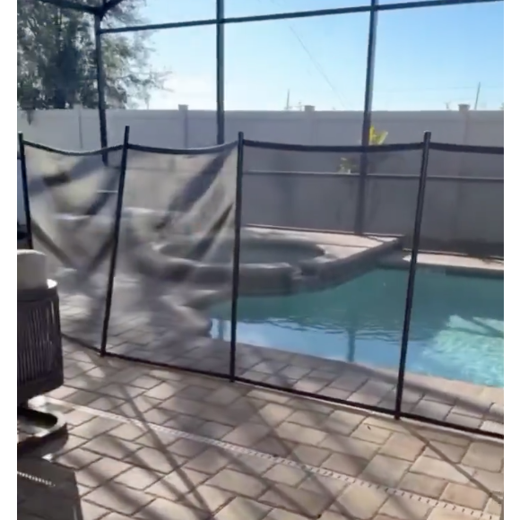 Mansão de Bruna Marquezine conta com uma piscina espaçosa, com direito a ofurô