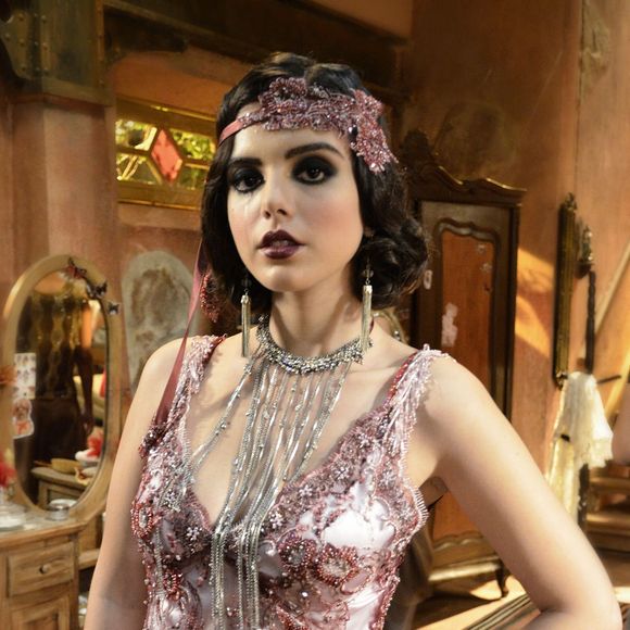 Interpretada por Giovanna Lancellotti na adaptação de 2012, Lindinalva começou a trama como a típica moça de família dos anos 1920: romântica, ingênua, protegida e recatada. Sua vida, porém, mudou radicalmente após uma sequência de tragédias e o abandono do noivo.
