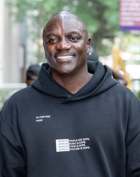 Nicole viveu um relacionamento com o cantor Akon, astro do R&B norte-americano. Quase 15 anos depois, durante o Rock in Rio 2024 - onde o artista foi uma das atrações principais - ela relembrou o romance. 'São boas lembranças. O Akon é um artista incrível, um ser humano que ajuda muita gente', disse ao gshow