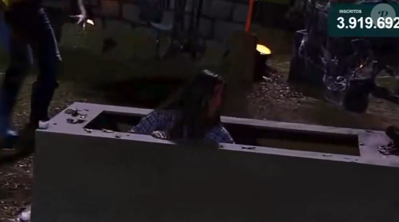 Assustada com os atores vestidos de zumbi, Nicole Bahls se escondeu dentro de um caixão em A Fazenda 5