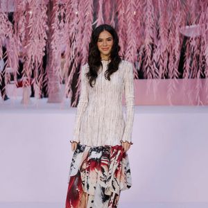 Vestido de Bruna Marquezine mais parece uma saia na parte de baixo e cria um completo contraste com o topo graças à presença da estampa que mistura vinho, preto, bege e branco