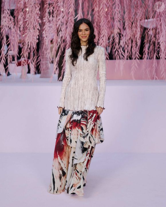 Vestido de Bruna Marquezine mais parece uma saia na parte de baixo e cria um completo contraste com o topo graças à presença da estampa que mistura vinho, preto, bege e branco