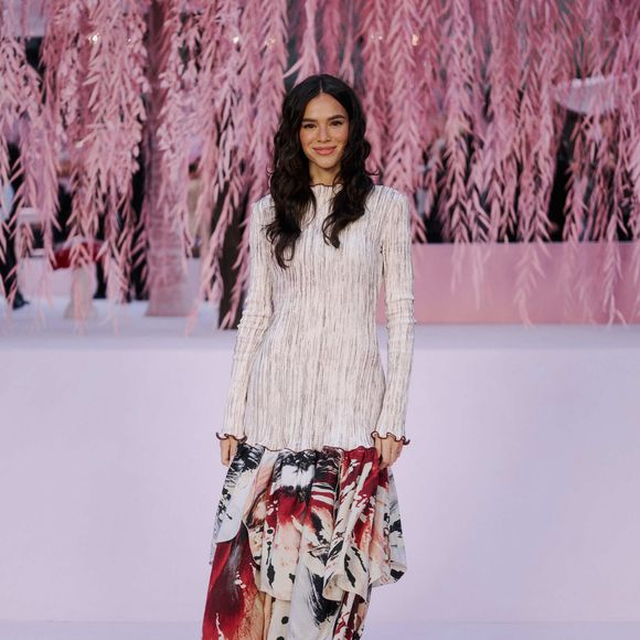 Vestido de Bruna Marquezine mais parece uma saia na parte de baixo e cria um completo contraste com o topo graças à presença da estampa que mistura vinho, preto, bege e branco