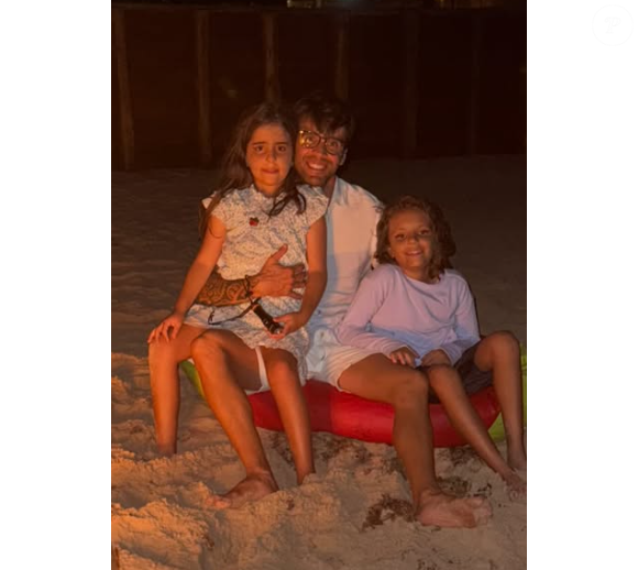 Daniel Cady compartilhou seu momento descontraído com as gêmeas Helena e Marina, de 7 anos, no colo.