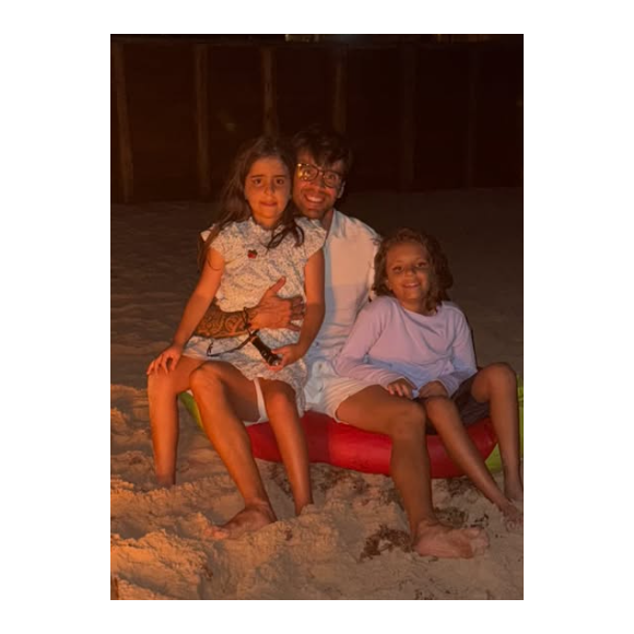 Daniel Cady compartilhou seu momento descontraído com as gêmeas Helena e Marina, de 7 anos, no colo.