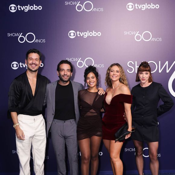 Bella Campos e mais atores da novela 'Vale Tudo' chegaram juntos à casa de eventos onde ocorreu o show dos 60 anos da Globo faltando 20 minutos para a festa começar