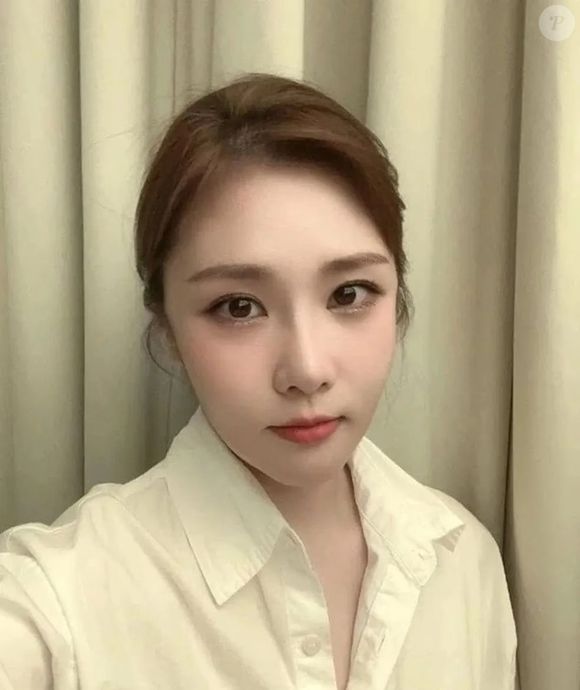 A cantora Haesoo faleceu em maio de 2023, aos 29 anos, sendo encontrada sem vida em um hotel. A polícia confirmou suicídio após encontrar uma carta de despedida no local
