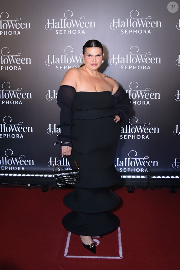 Baile de Halloween da Sephora 2025: mais magra, Thais Carla escolheu um look preto para a festa