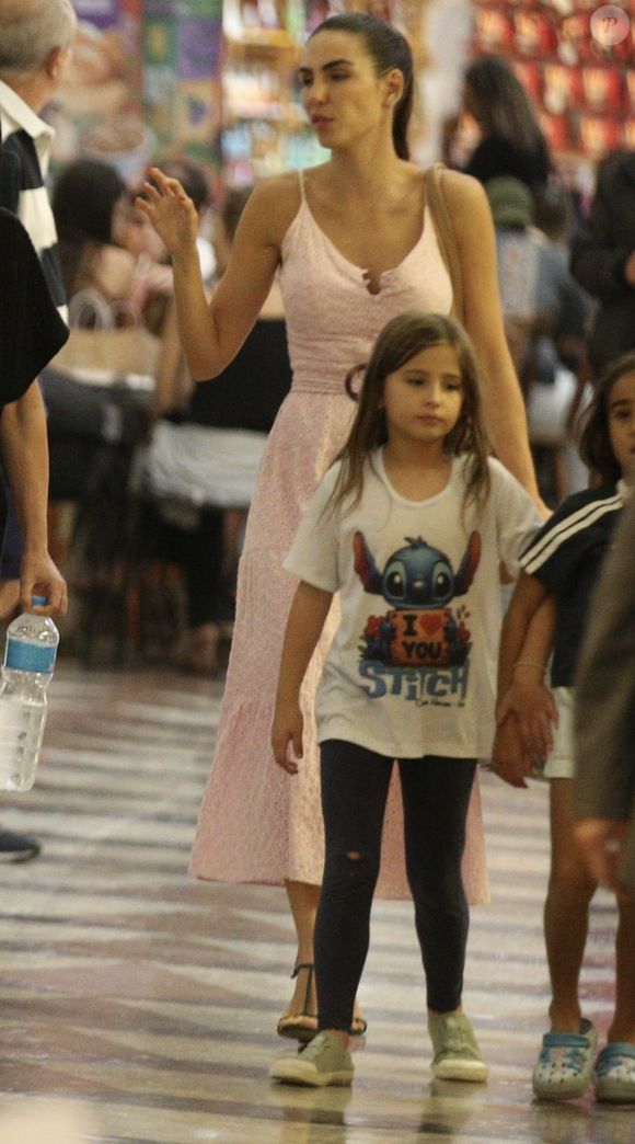 Mel Fronckowiak e a filha, Nina, foram flagradas por um paparazzo em um shopping da Zona Sul do Rio de Janeiro