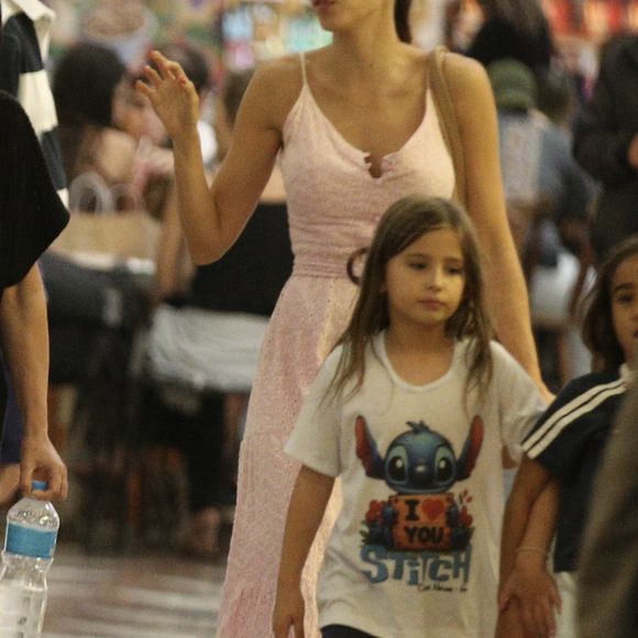 Mel Fronckowiak e a filha, Nina, foram flagradas por um paparazzo em um shopping da Zona Sul do Rio de Janeiro