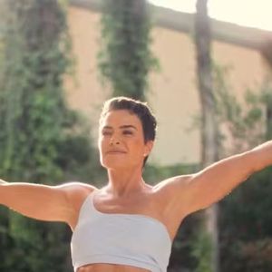 2024: com um novo visual e cabelo curto, Ana Paula Arósio estrelou um comercial para a Bwell e deixou sua barriga de fora