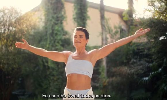 2024: com um novo visual e cabelo curto, Ana Paula Arósio estrelou um comercial para a Bwell e deixou sua barriga de fora