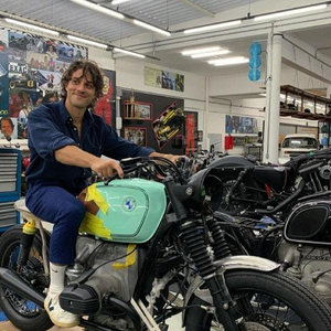 Enquanto vive o advogado Pedro Santana em ‘Quem Ama Cuida’, Chay Suede também chama atenção por sua garagem de luxo, que inclui Porsche clássico, Mercedes conversível dos anos 1980 e até uma BMW vintage