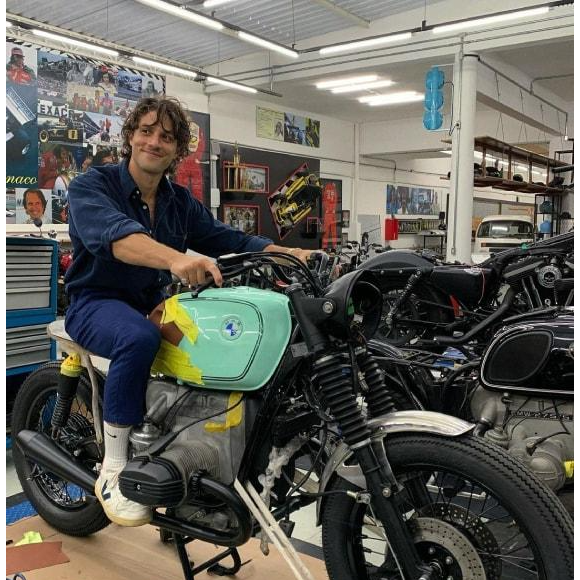Enquanto vive o advogado Pedro Santana em ‘Quem Ama Cuida’, Chay Suede também chama atenção por sua garagem de luxo, que inclui Porsche clássico, Mercedes conversível dos anos 1980 e até uma BMW vintage
