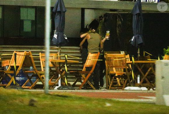 Sardinha da novela 'Vale Tudo', Lucas Leto e Alvaro: beijos em quiosque de praia da Barra da Tijuca