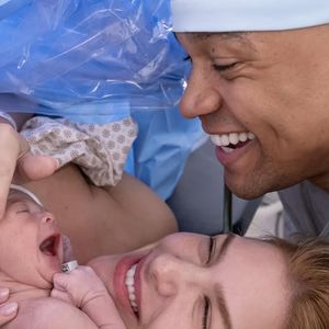 Família crescendo! Léo Santana e Lore Improta deram boas-vindas ao segundo filho do casal nesta terça-feira (26). O pequeno Levi nasceu com 50 cm, em Salvador, e já chegou cercado de simbolismos emocionantes