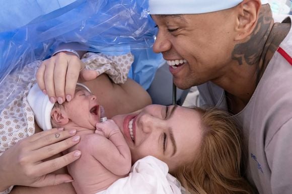 Família crescendo! Léo Santana e Lore Improta deram boas-vindas ao segundo filho do casal nesta terça-feira (26). O pequeno Levi nasceu com 50 cm, em Salvador, e já chegou cercado de simbolismos emocionantes