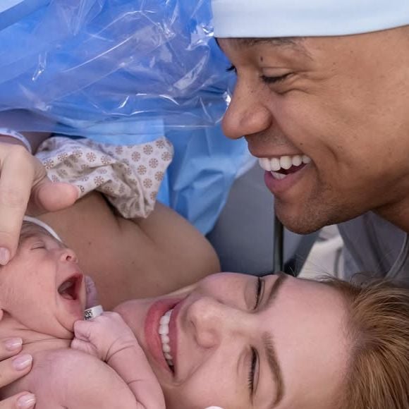 Família crescendo! Léo Santana e Lore Improta deram boas-vindas ao segundo filho do casal nesta terça-feira (26). O pequeno Levi nasceu com 50 cm, em Salvador, e já chegou cercado de simbolismos emocionantes