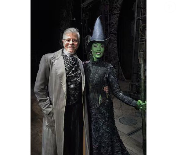 Miguel Falabella já interpretou o Mágico em 'Wicked', versão brasileira, em 2016; na foto ele posa com Myra Ruiz, intérprete da Elphaba