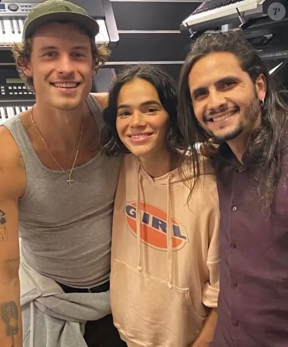 Shawn Mendes e Bruna Marquezine visitaram uma loja de instrumentos musicais no Rio de Janeiro nesta terça-feira (11)