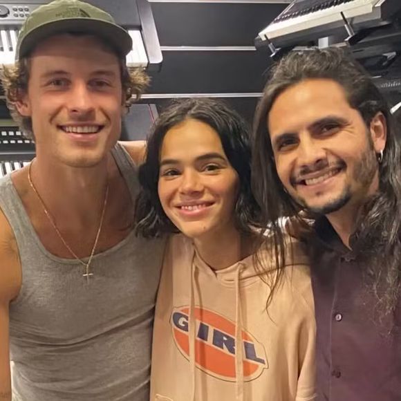 Shawn Mendes e Bruna Marquezine visitaram uma loja de instrumentos musicais no Rio de Janeiro nesta terça-feira (11)