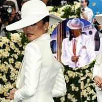 'Parece o Zé Pilintra': Zendaya aposta em look all white com chapéu dramático no MET Gala 2025 e divide opiniões na web