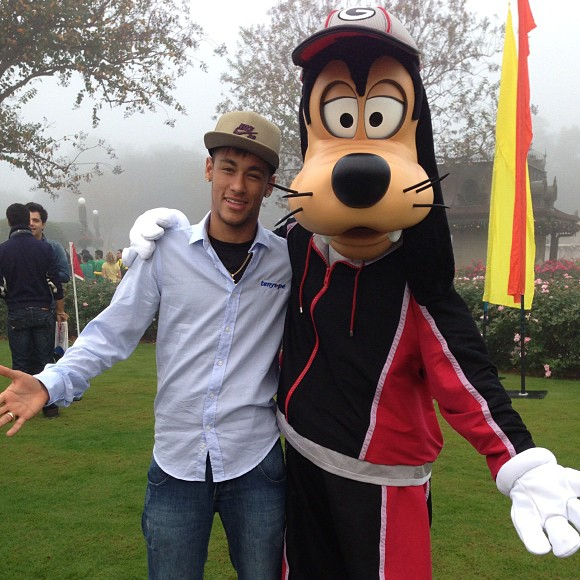 'Os patetas somos nós!', disparou Craque Neto ao citar personagens da Disney durante mais uma sequência de críticas direcionadas a Neymar na TV