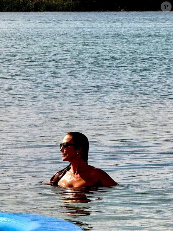 Ivete aparece renovada em fotos de biquíni e web destaca beleza e autoconfiança da artista