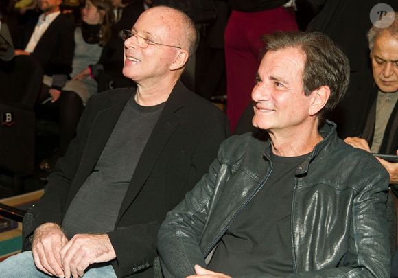 Gilberto Braga e seu companheiro, o decorador Edgar Moura Brasil, estão noivos. O casal, que está junto há 30 anos, oficializou o noivado em Paris, como contou o colunista Bruno Astuto na revista 'Época'