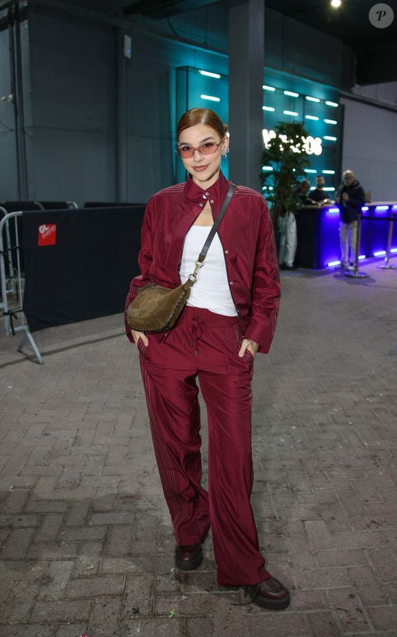 Gabriela Medvedovsky apostou em conjunto vermelho para show de Rosalía em 10 de agosto de 2026, no RJ
