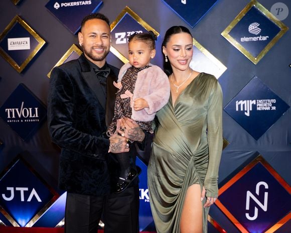 Grávida de Mel, Bruna Biancardi escolheu vestido verde-oliva com fenda e brilho acetinado para o evento
