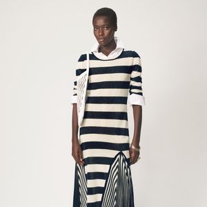 O vestido listrado é uma opção prática para atualizar o guarda-roupa na chegada da Primavera. Com modelagem que valoriza o movimento e mangas amplas, o modelo da Zara Woman transforma a estampa clássica em uma produção atual e fácil de usar nos dias mais quentes. Preço: R$ 529
