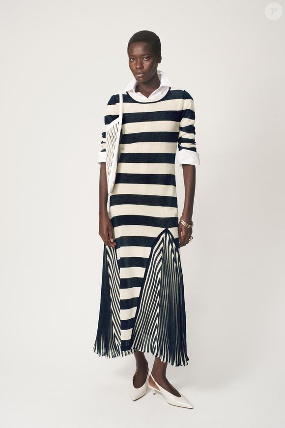 O vestido listrado é uma opção prática para atualizar o guarda-roupa na chegada da Primavera. Com modelagem que valoriza o movimento e mangas amplas, o modelo da Zara Woman transforma a estampa clássica em uma produção atual e fácil de usar nos dias mais quentes. Preço: R$ 529