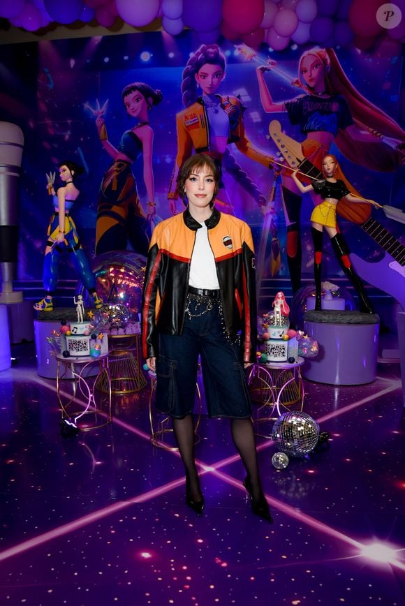 Anfitriã da festa, Fabiana Justus escolheu um look casual com jeans, camiseta branca e jaqueta de couro para comemorar os 7 anos das filhas Chiara e Sienna, em São Paulo