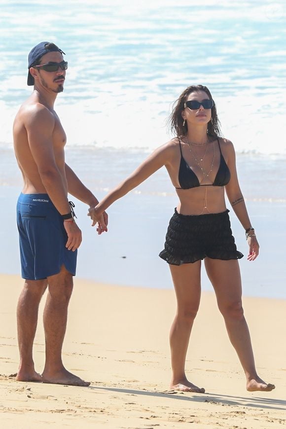 Versátil, o biquíni preto foi usado por Giovanna Lancellotti na praia da Conceição, em Fernando de Noronha