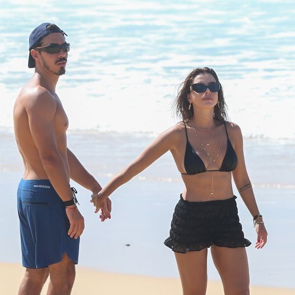 Versátil, o biquíni preto foi usado por Giovanna Lancellotti na praia da Conceição, em Fernando de Noronha